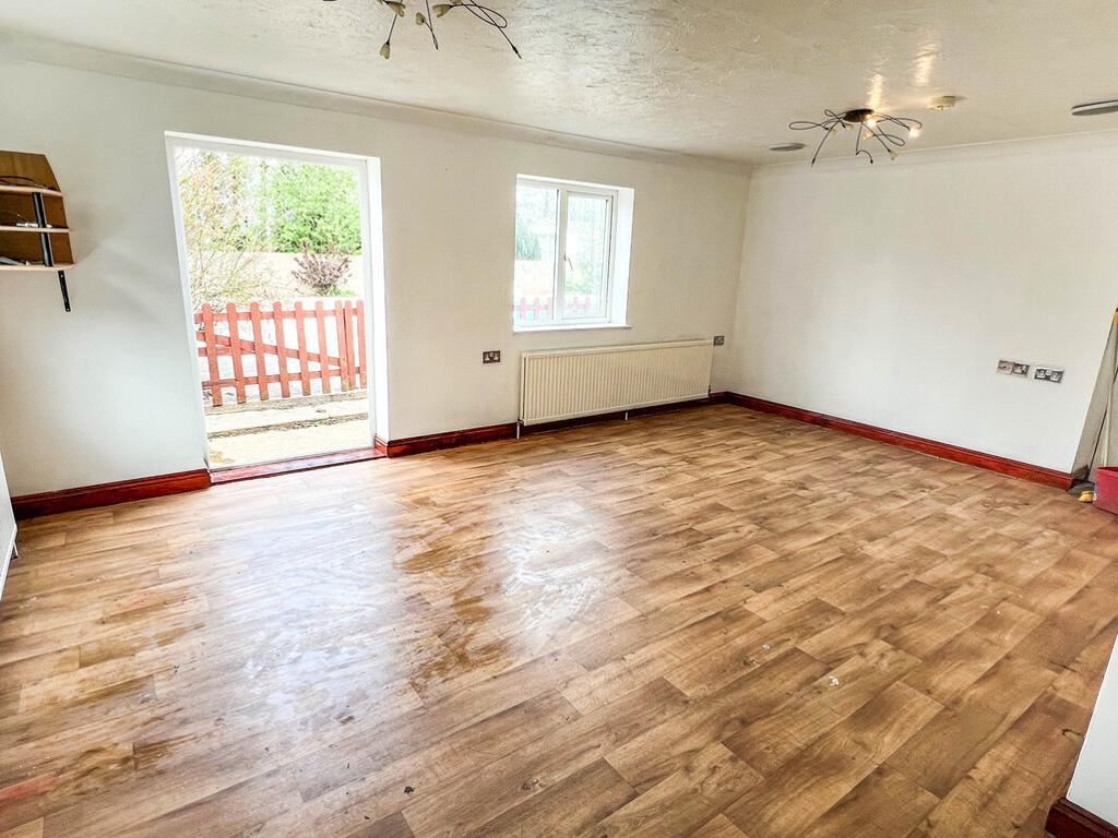 4 Bedroom Detached Bungalow For Sale in Mays Lane, Leverington, Wisbech