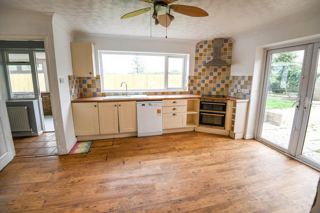 4 Bedroom Detached Bungalow For Sale in Mays Lane, Leverington, Wisbech