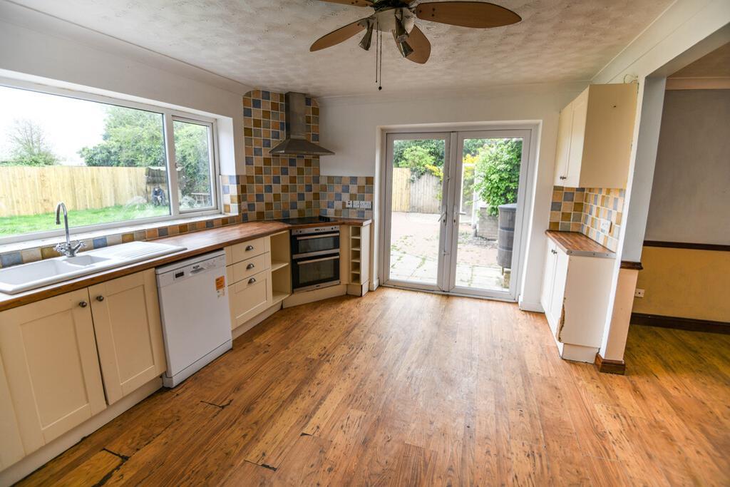 4 Bedroom Detached Bungalow For Sale in Mays Lane, Leverington, Wisbech